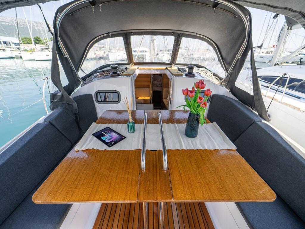 Sailing yacht 