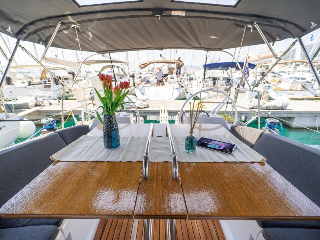 Sailing yacht 