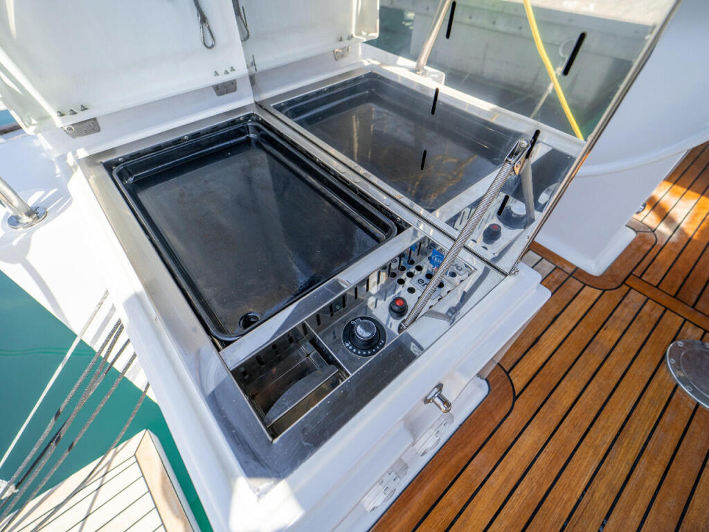 Sailing yacht 