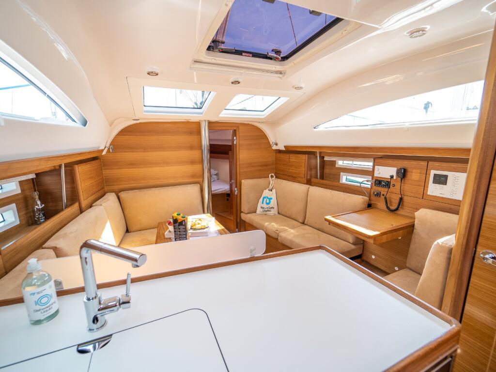 Sailing yacht 