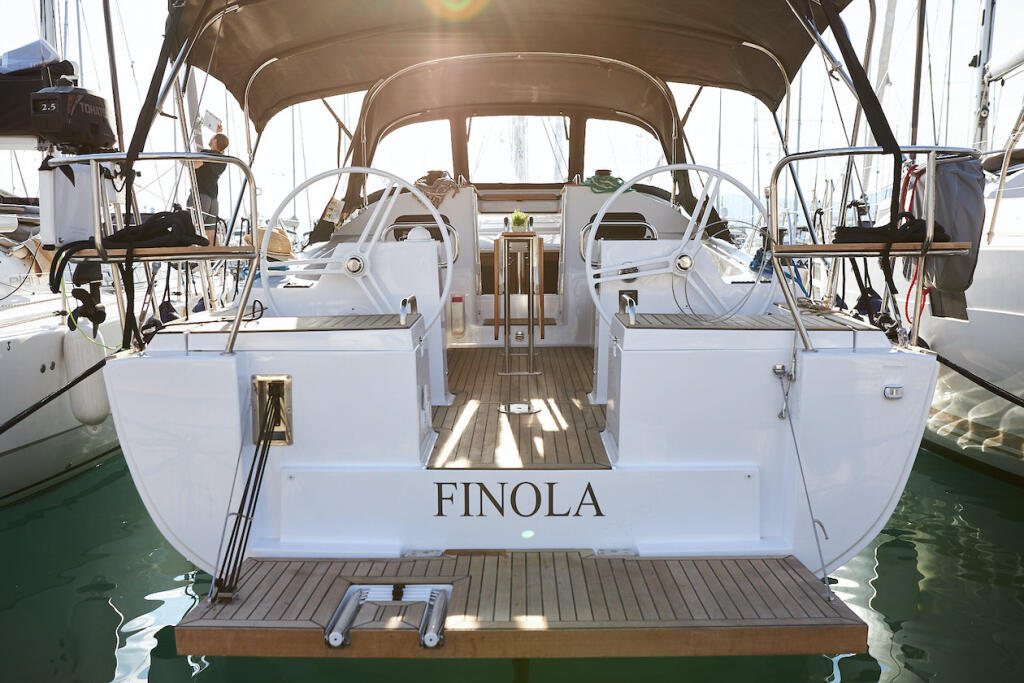 Sailing yacht 