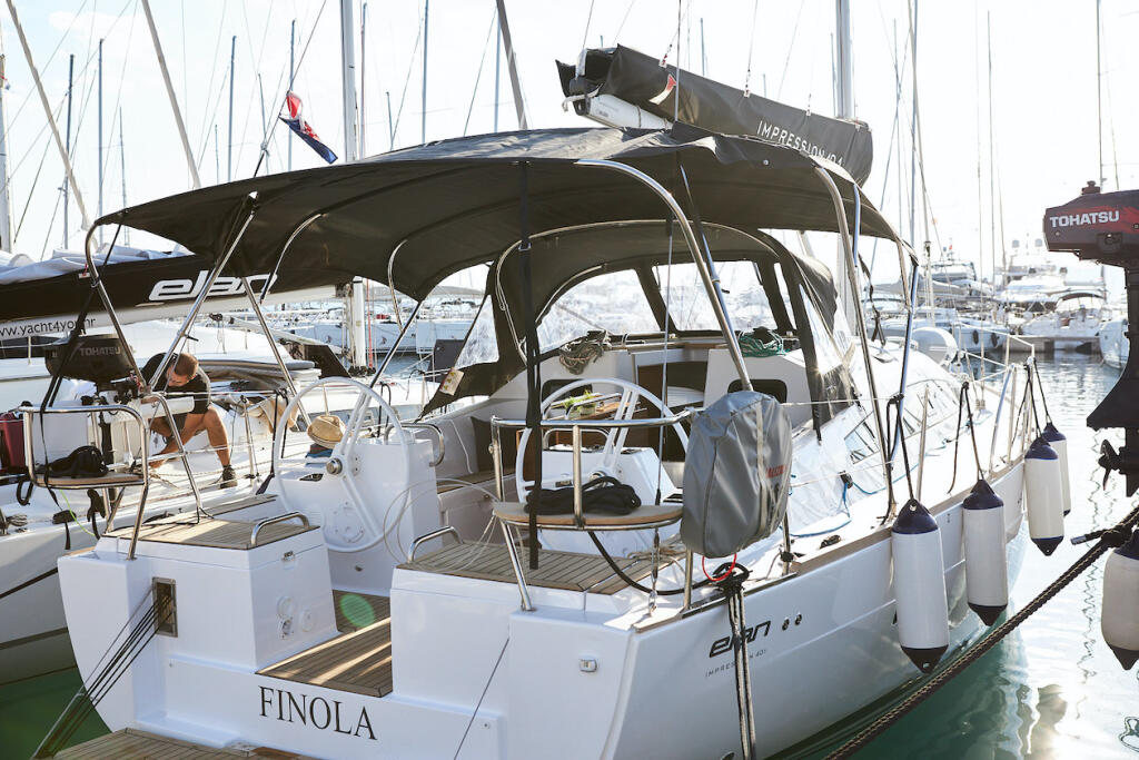 Sailing yacht 