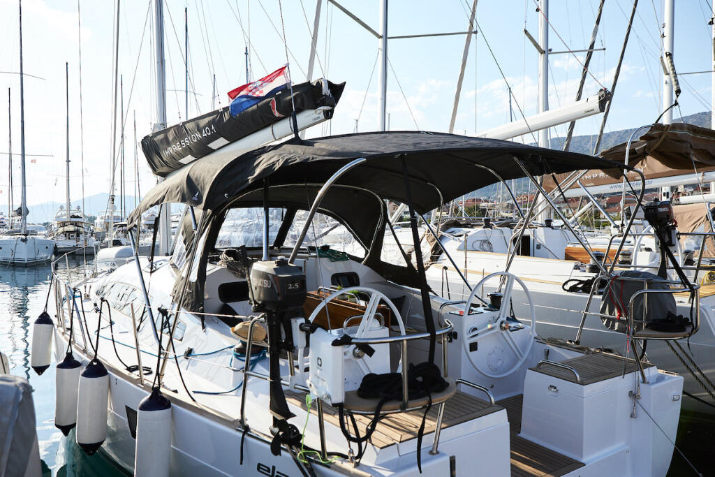 Sailing yacht 