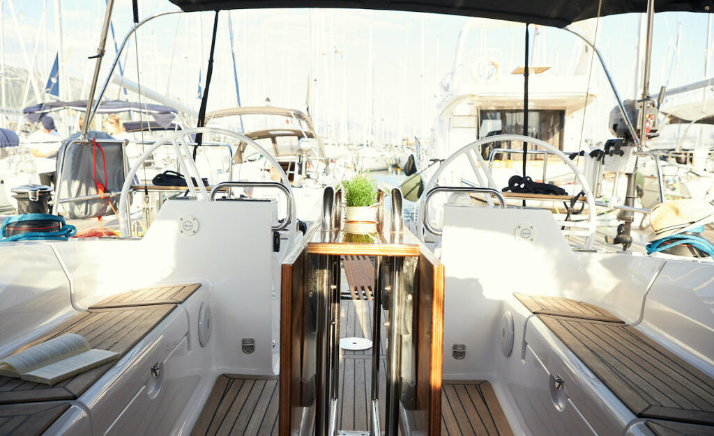 Sailing yacht 