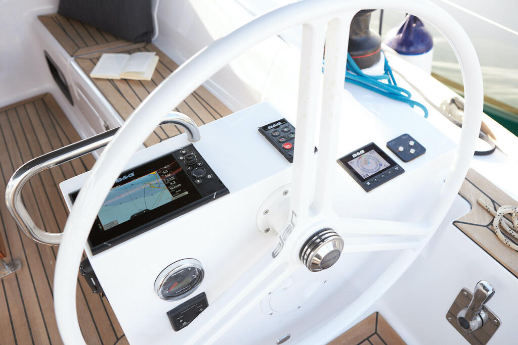 Sailing yacht 