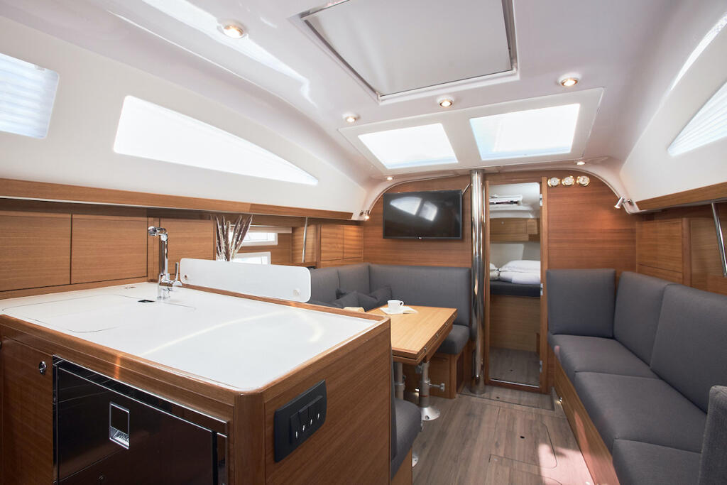 Sailing yacht 