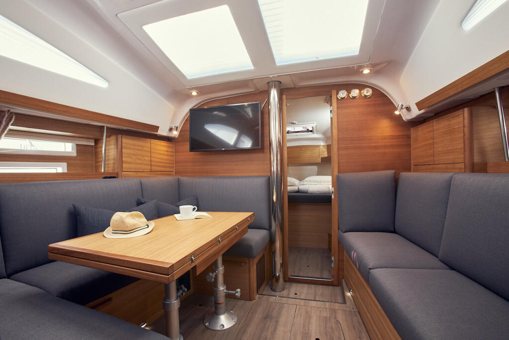 Sailing yacht 