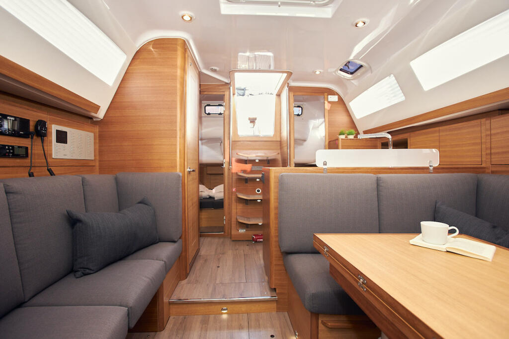 Sailing yacht 