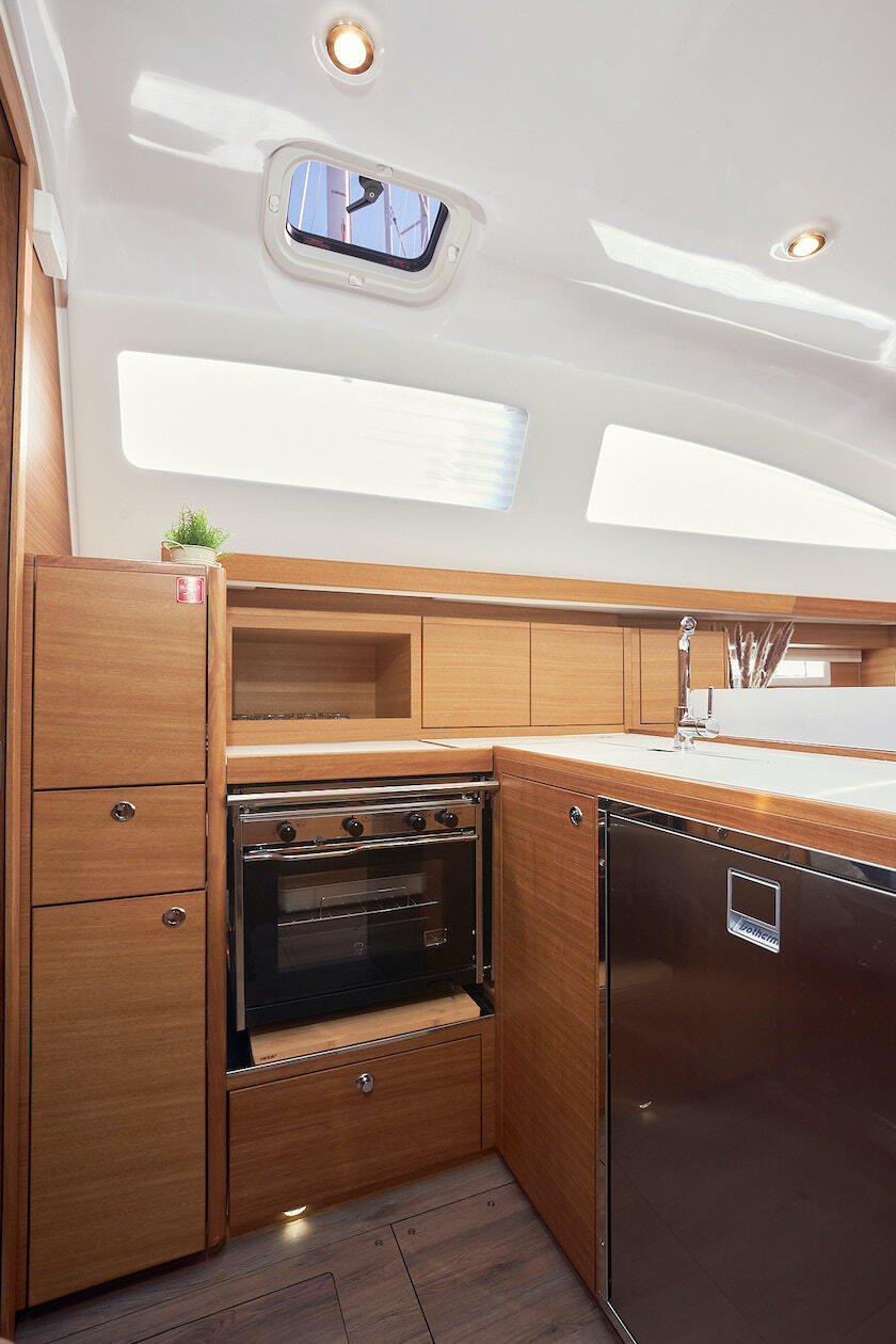 Sailing yacht 