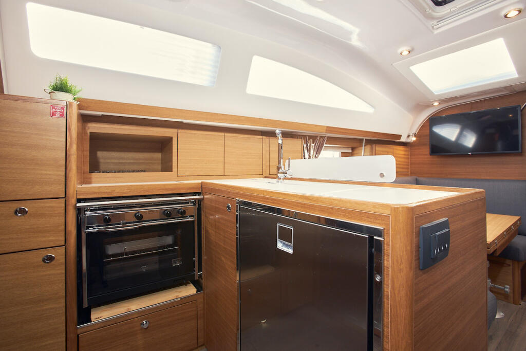 Sailing yacht 