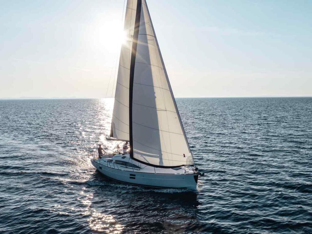 Sailing yacht 