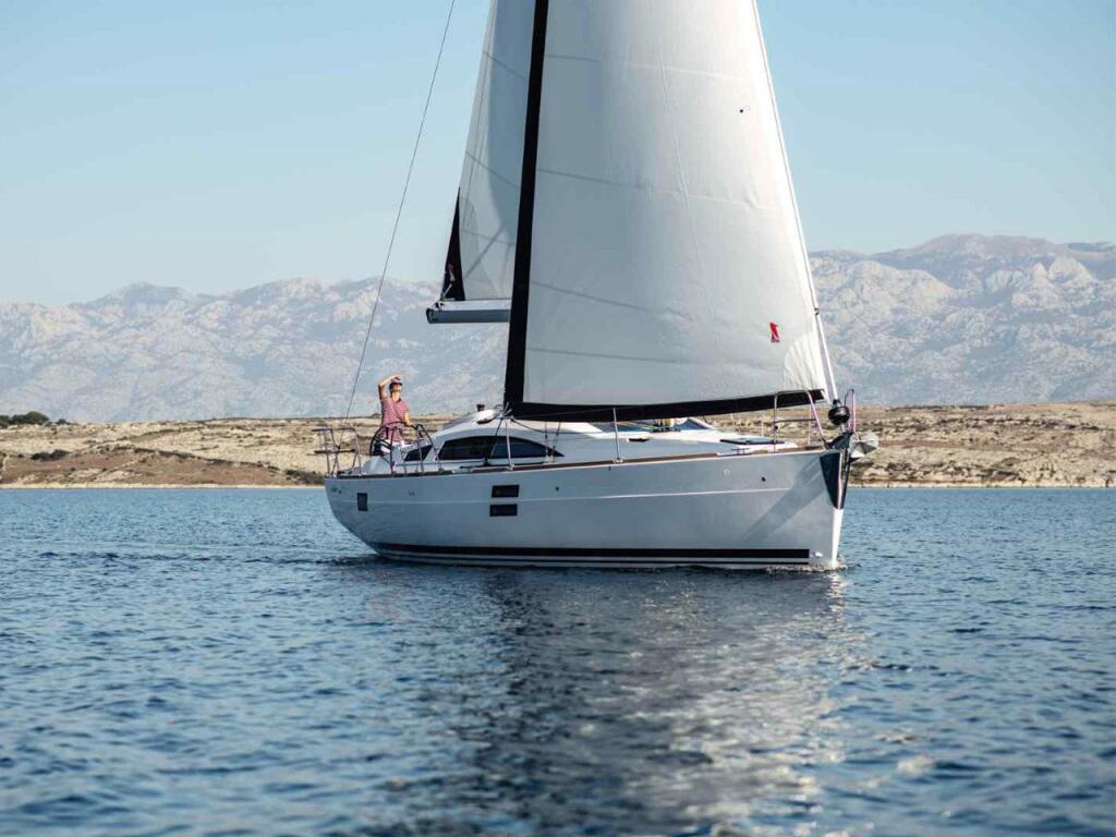 Sailing yacht 
