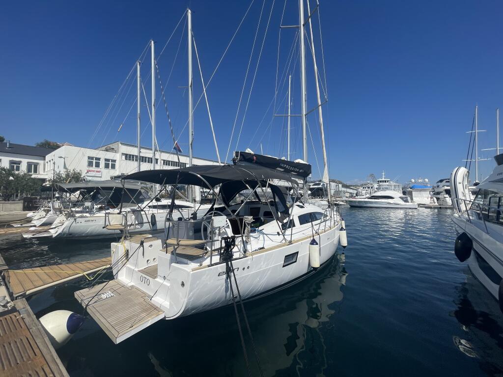 Sailing yacht 