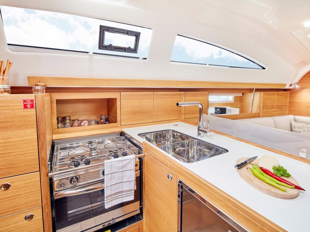 Sailing yacht 