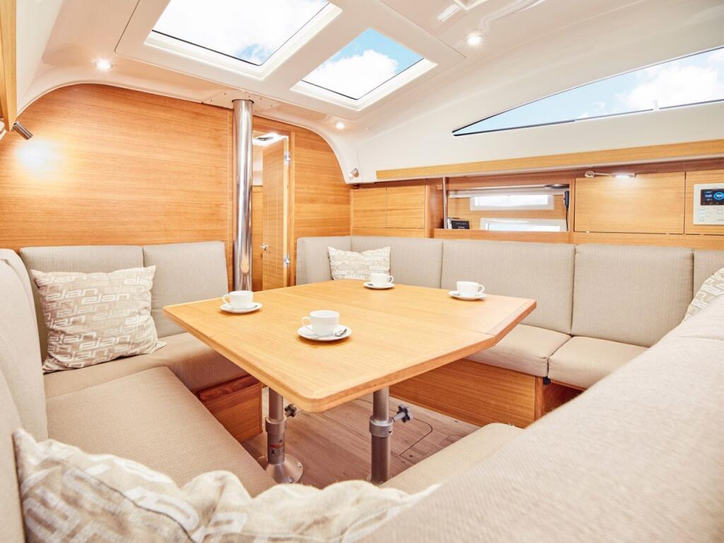 Sailing yacht 