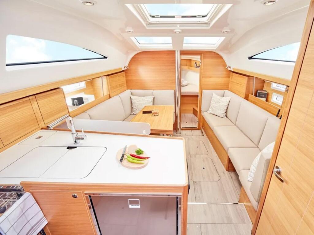 Sailing yacht 