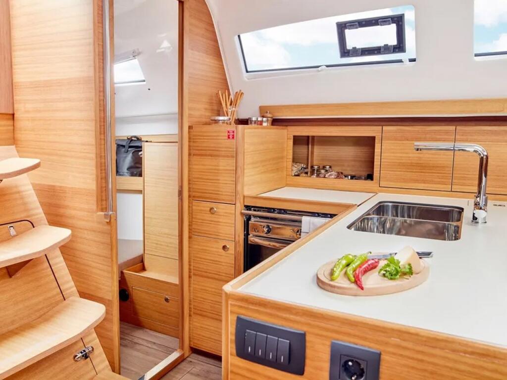 Sailing yacht 