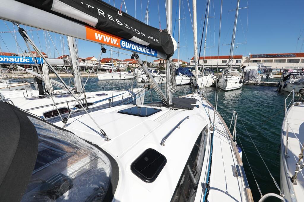 Sailing yacht 