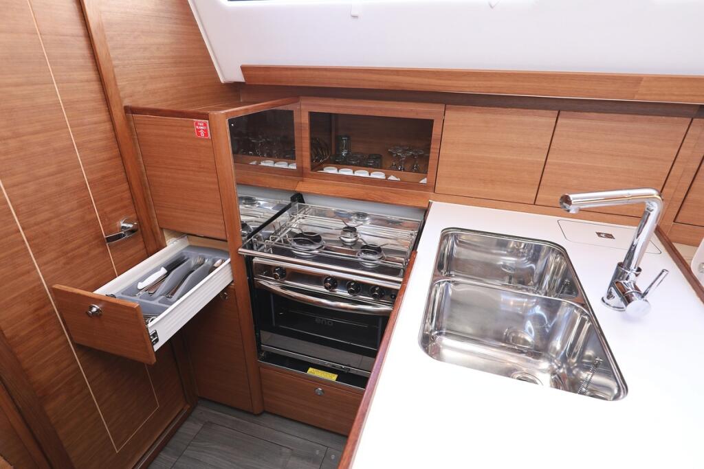 Sailing yacht 