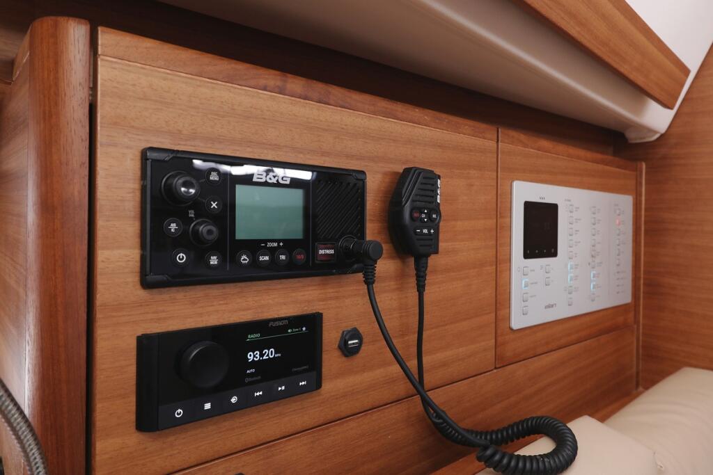 Sailing yacht 
