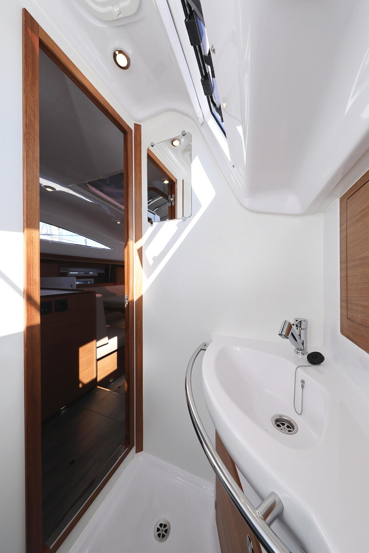 Sailing yacht 