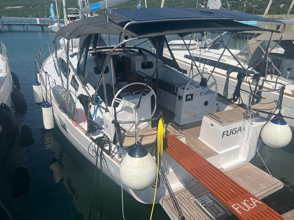 Sailing yacht 