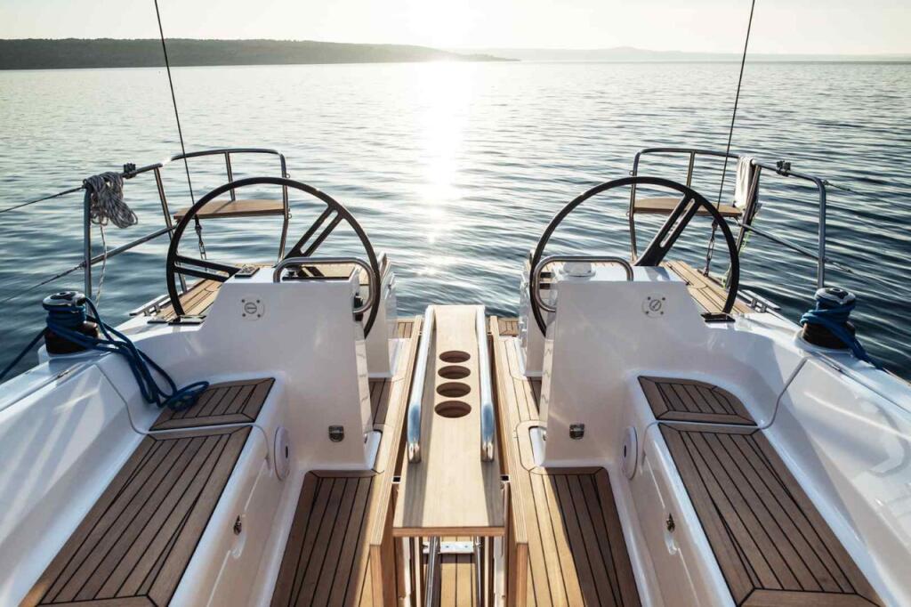Sailing yacht 