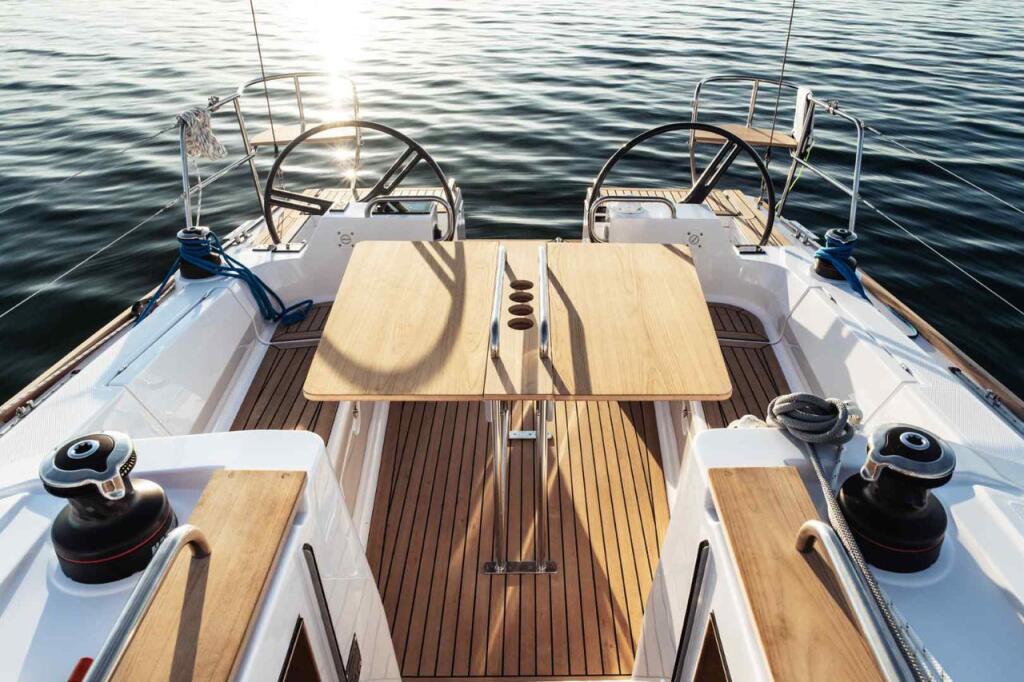 Sailing yacht 