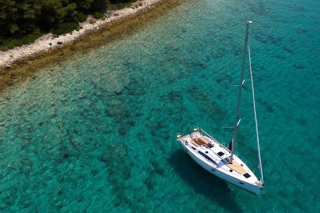 Sailing yacht 