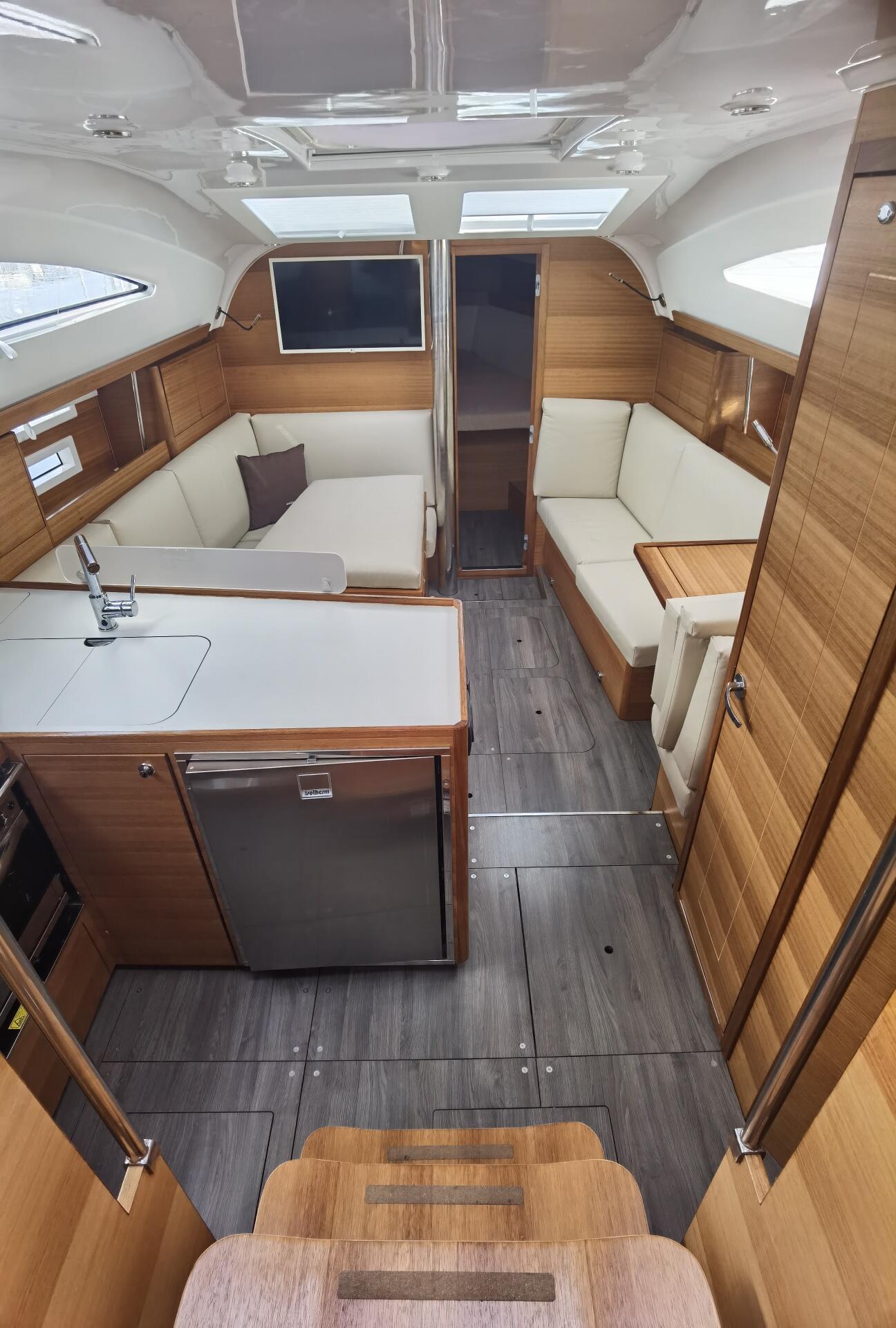 Sailing yacht 