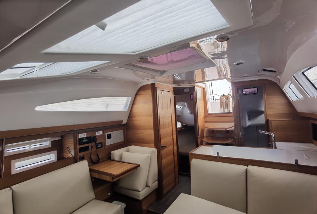 Sailing yacht 