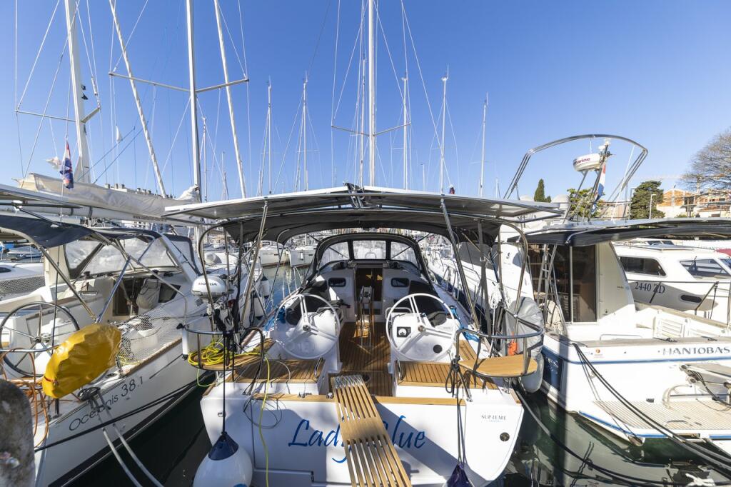 Sailing yacht 