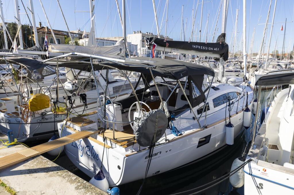 Sailing yacht 