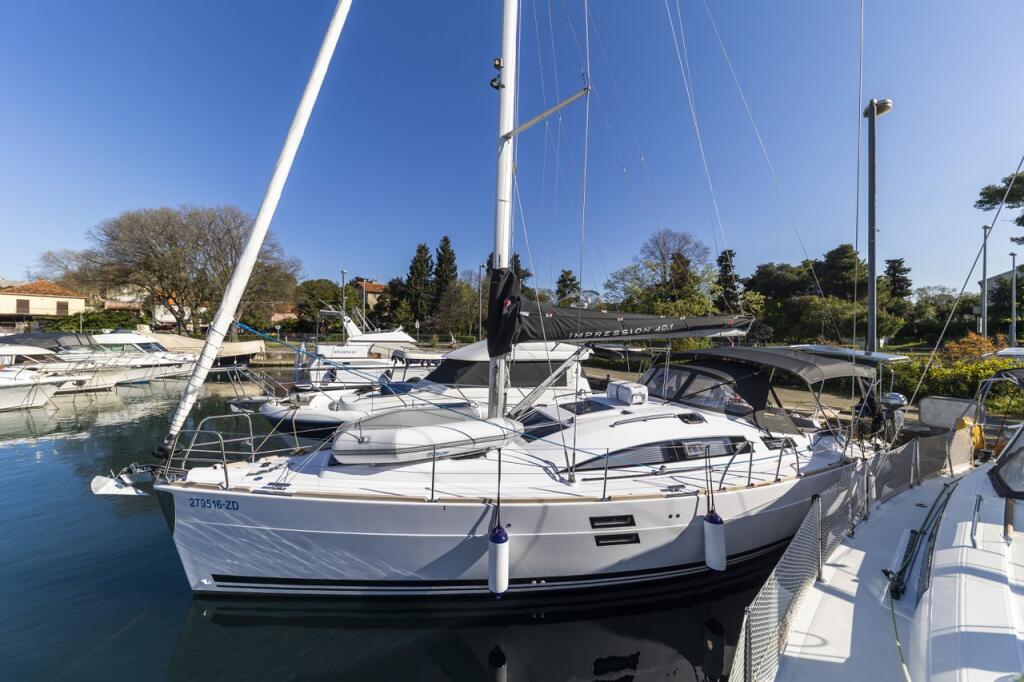 Sailing yacht 