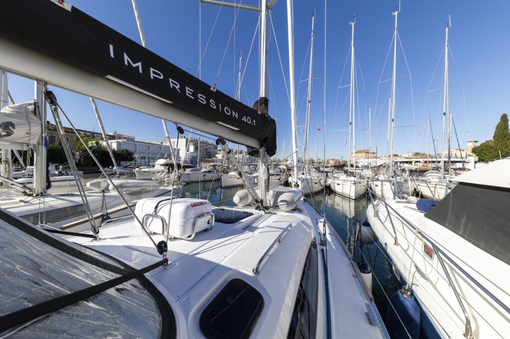Sailing yacht 