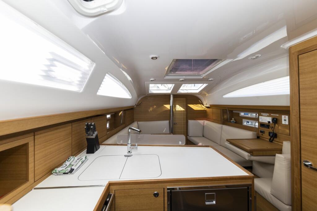 Sailing yacht 