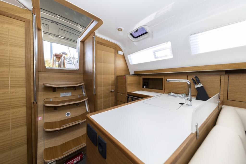 Sailing yacht 