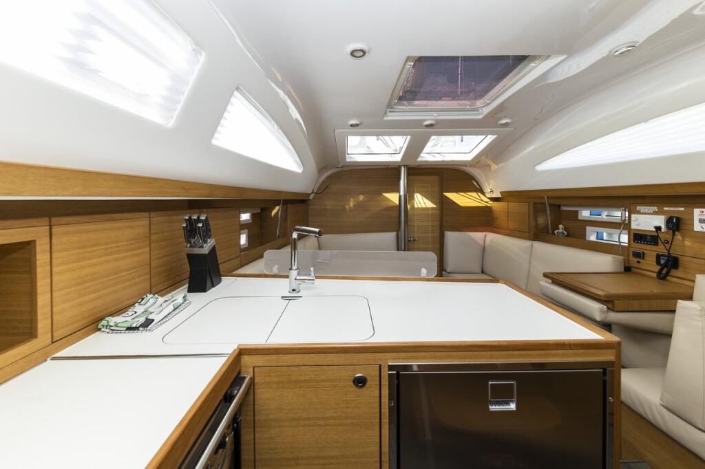 Sailing yacht 