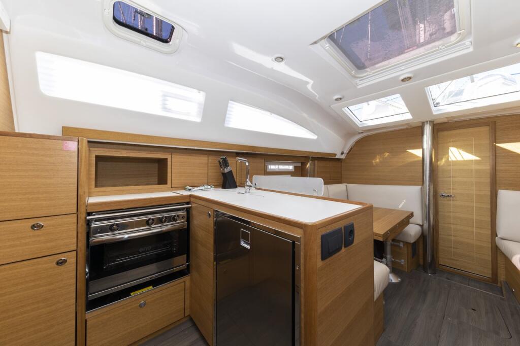 Sailing yacht 