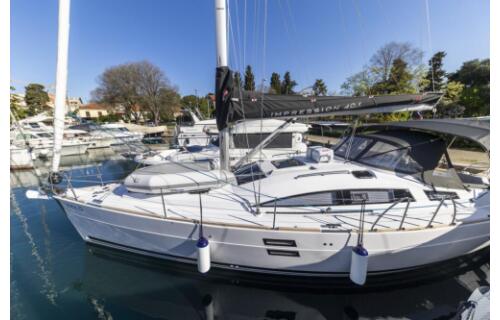 Sailing yacht 