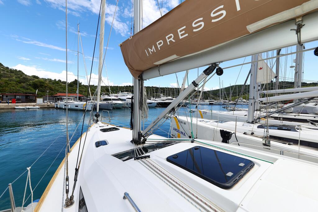Sailing yacht 