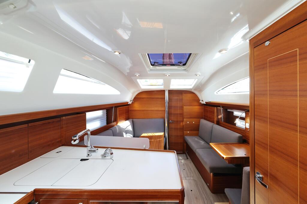 Sailing yacht 
