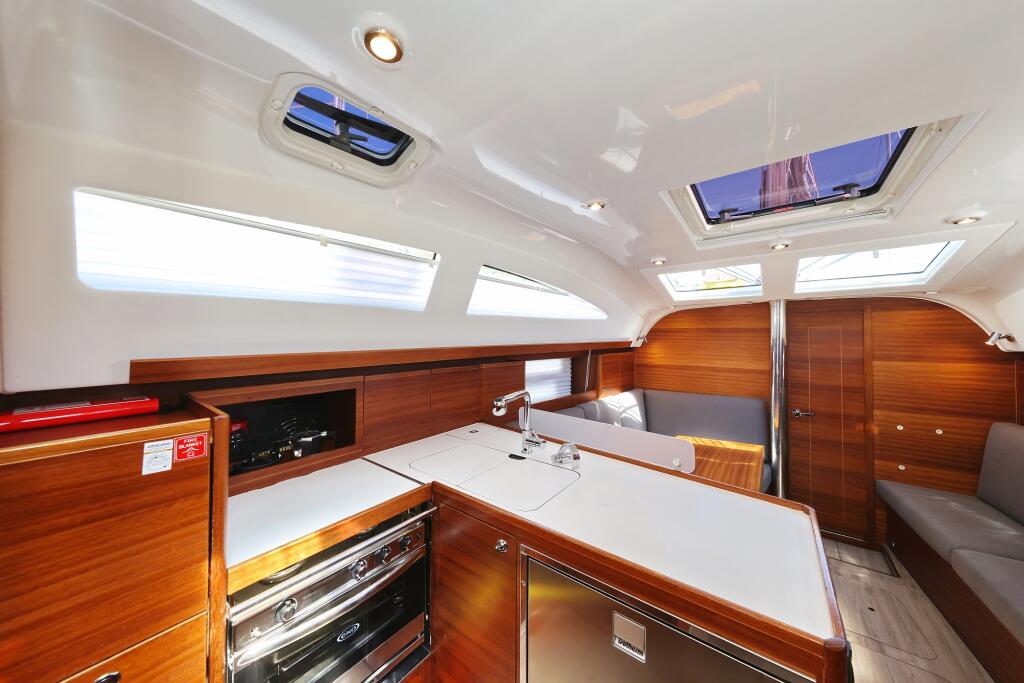 Sailing yacht 
