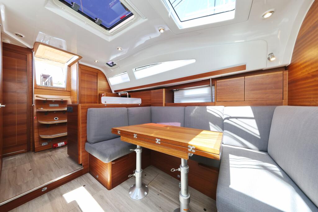 Sailing yacht 
