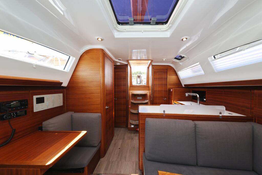 Sailing yacht 
