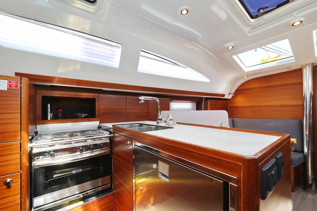 Sailing yacht 