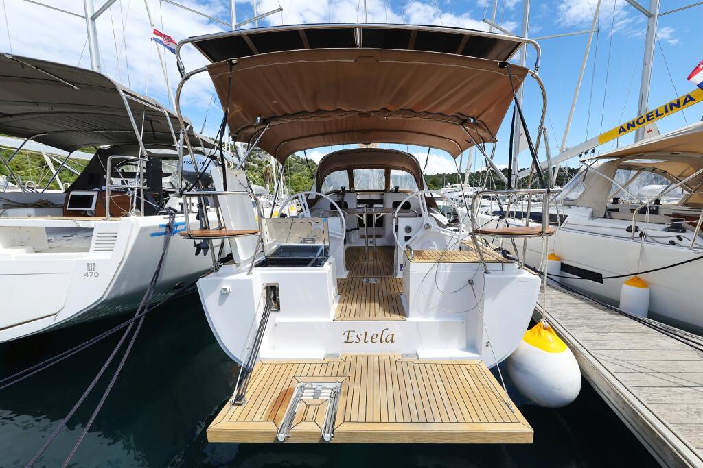 Sailing yacht 