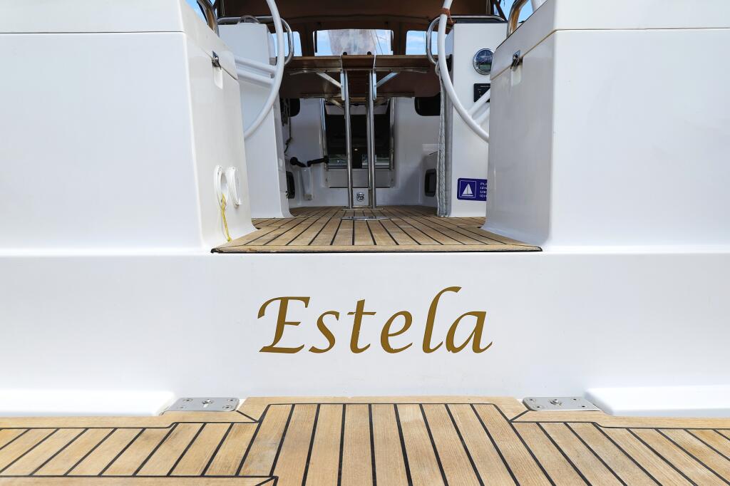 Sailing yacht 