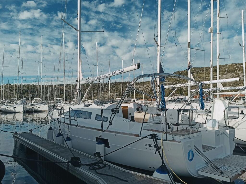 Sailing yacht 