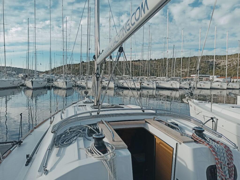 Sailing yacht 